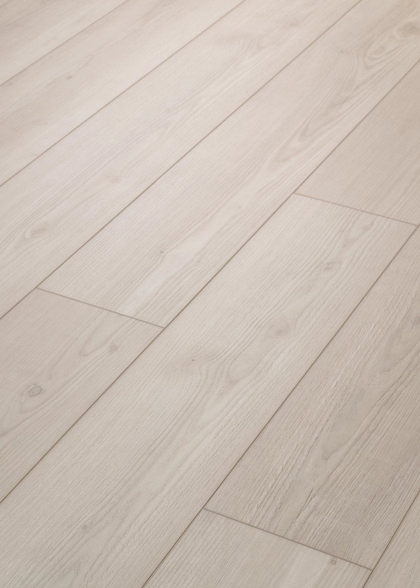 Shaw Pro 3060V Starting Line Vintage Pearl waterproof luxury vinyl plank close-up pale creamy pearl wood grain